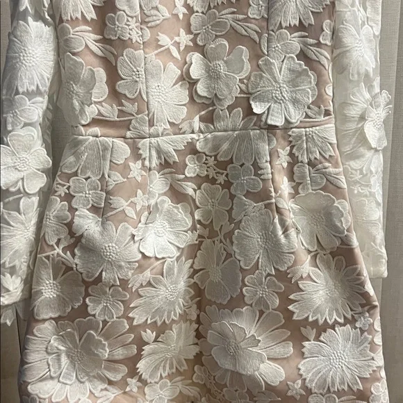 Elegant White Floral Backless Dress - Picture 5 of 9